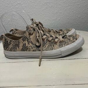 521ueg Converse snake Print Sneakers with White Soles 9